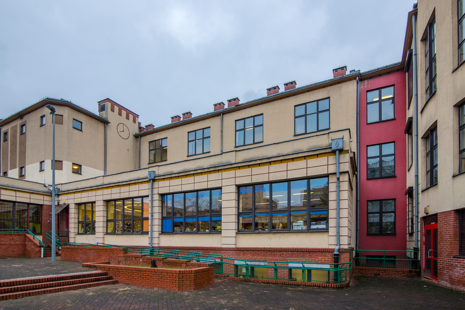 Zdjęcie architektury budynku Szkoła Podstawowa nr 312 im. Ewy Szelburg-Zarembiny